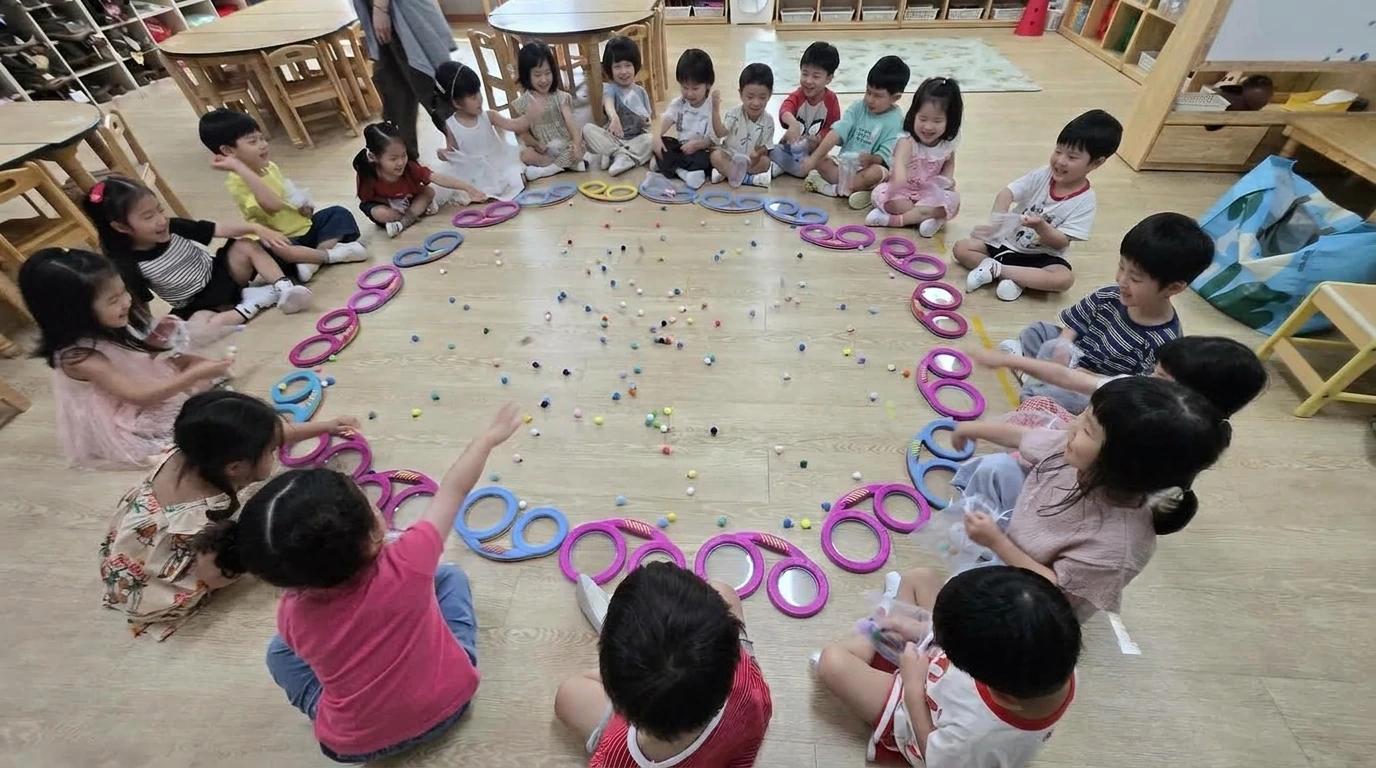 친구들과 둥글게 모여 연주하는 알록달록 탬버린 앙상블