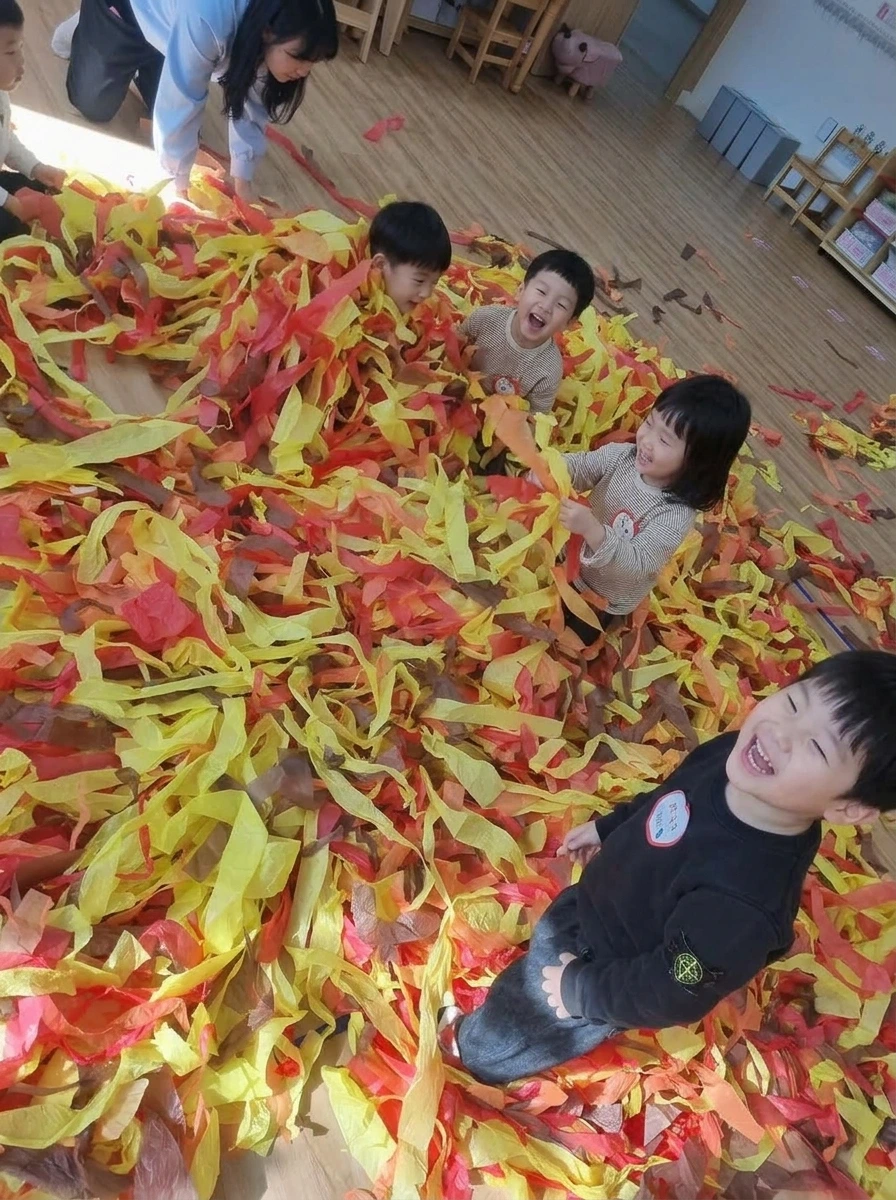 가을 낙엽 숲 테마 종이 리본 촉감 놀이